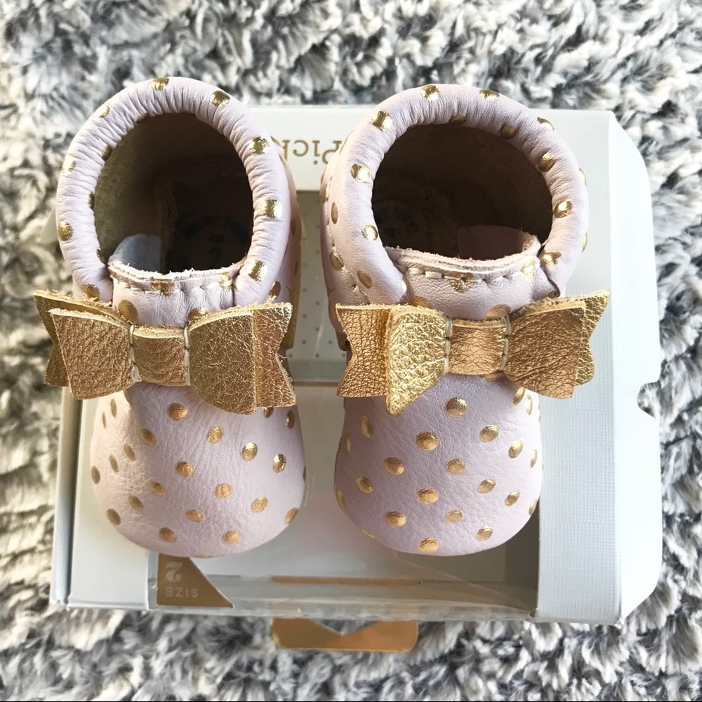 Freshly Picked Bow Moccasins size 2. NIB